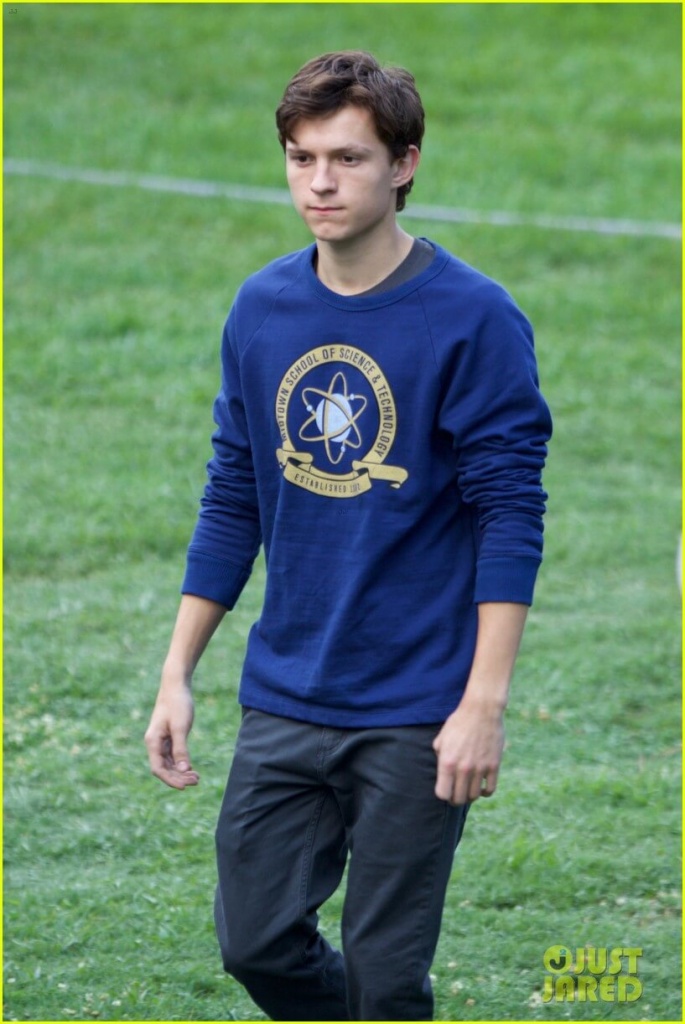 tom-holland-wears-school-sweatshirt-on-spider-man-homecoming-set-02 (1)