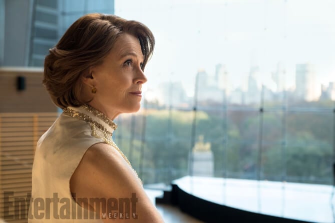 http://ew.com/tv/the-defenders-photos-episodes/sigourney-weaver-as-alexandra　(SARAH SHATZ/NETFLIX)