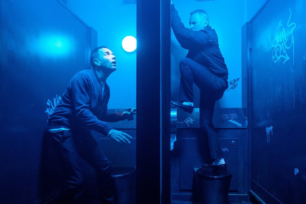 Mark Renton (Ewan McGregor) and Begbie (Robert Carlyle) in toilets at nightclub in TriStar PicturesÕ T2 TRAINSPOTTING