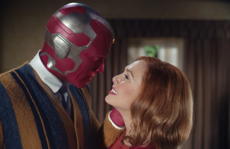 ワンダヴィジョンキャプション 『ワンダヴィジョン』 ディズニープラスで配信中 (c) 2021 Marvel