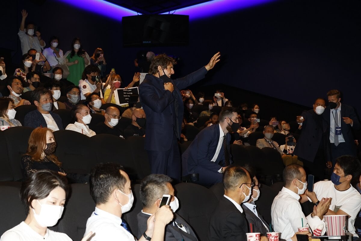 トム・クルーズ、日本の試写会でファンと一緒に『トップガン 