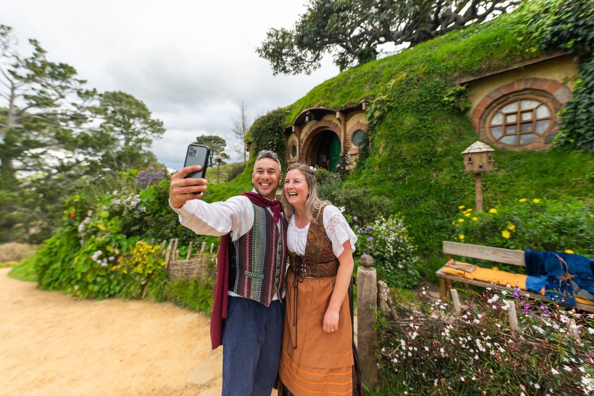 Hobbiton-Guests-take-a-