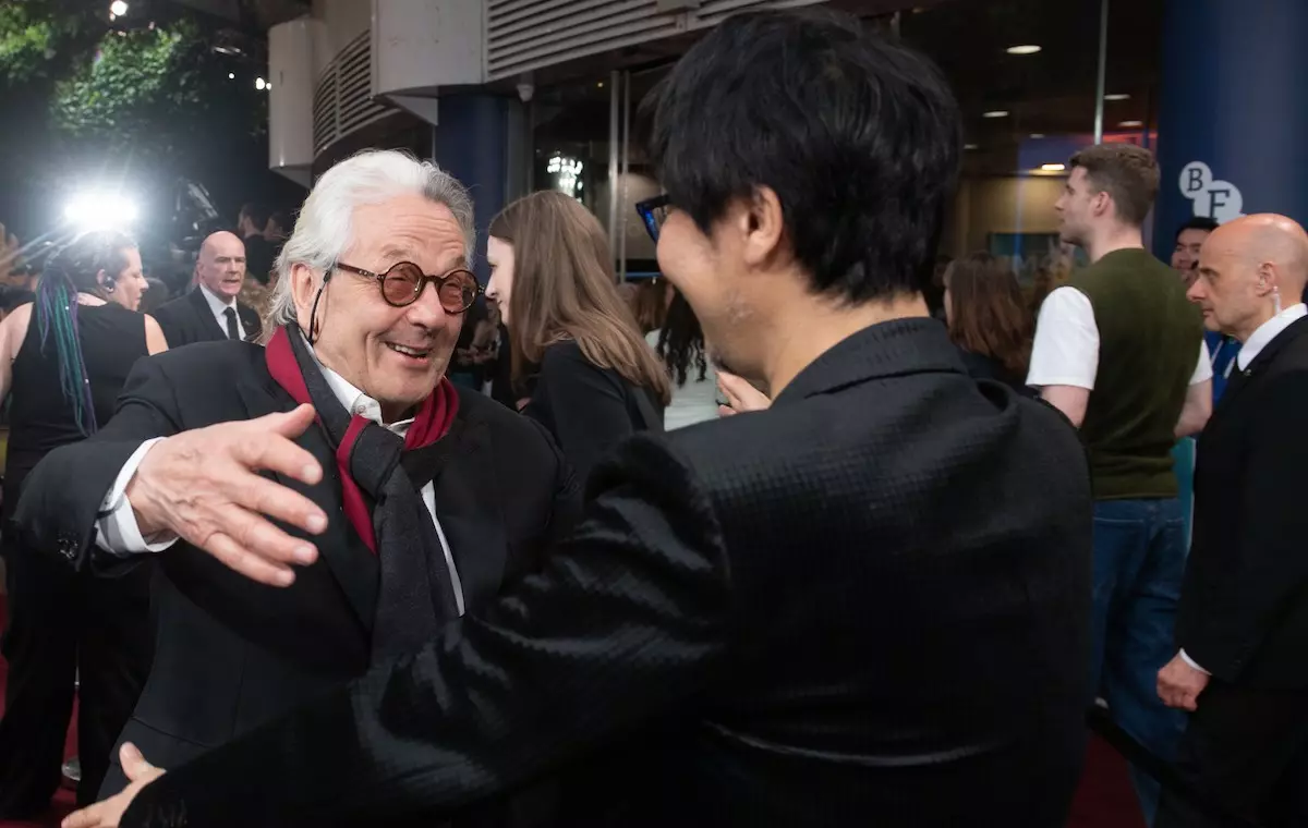 小島秀夫監督とジョージ・ミラー監督サイン入りA4写真 ジョージ・ミラー監督との1枚。