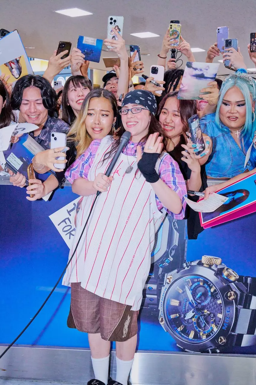 ビリー・アイリッシュ日本到着、成田空港でファン250人と交流 | THE RIVER