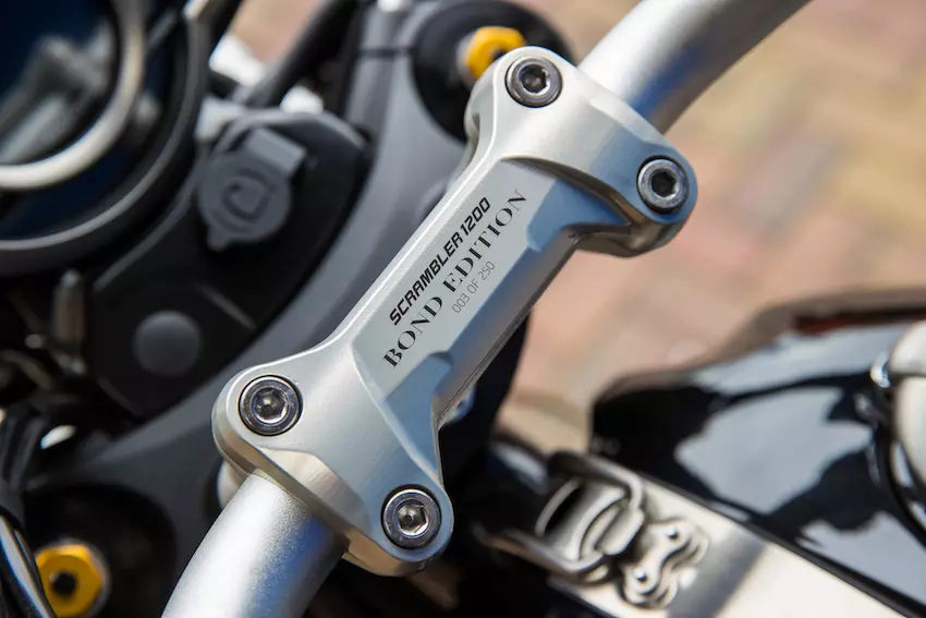 007 ダニエル・クレイグ 直筆サイン入り写真 保証書付き ジェームズ・ボンドt ダニエル・クレイグ私物の直筆サイン入り、ボンド仕様の特別限定