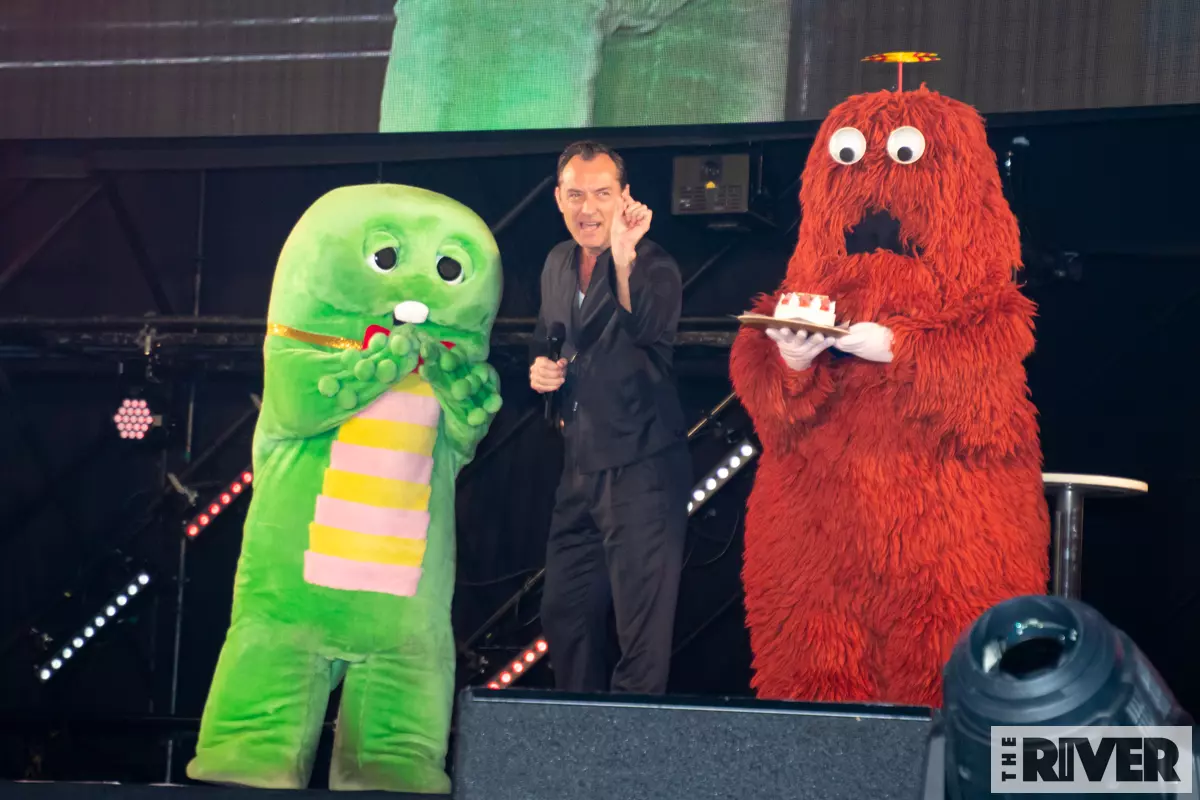 ジュード・ロウがガチャピンムックに誕生日祝われる「東京コミコン2024