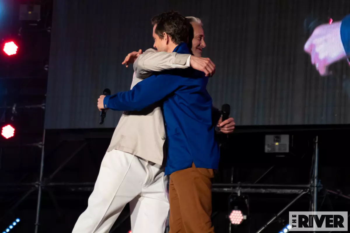 マッツ・ミケルセン投げキッス、「ハンニバル」ヒュー・ダンシーと