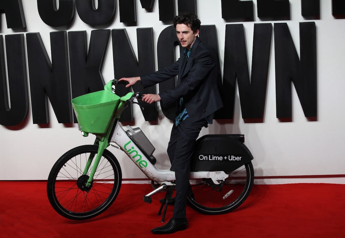 ティモシーシャラメ OH BOY! ティモシー・シャラメ、チャリで来た ─ なぜか自転車で映画
