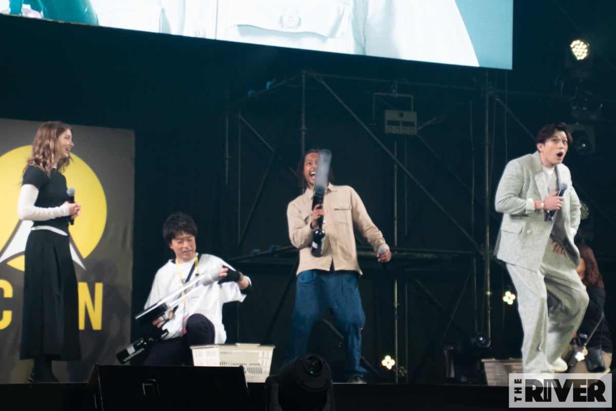 「大阪コミコン2025」新田真剣佑＆エミリー・ラッド登場ステージ撮影写真