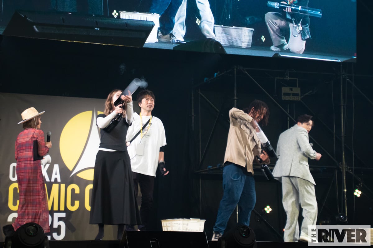 「大阪コミコン2025」新田真剣佑＆エミリー・ラッド登場ステージ撮影写真