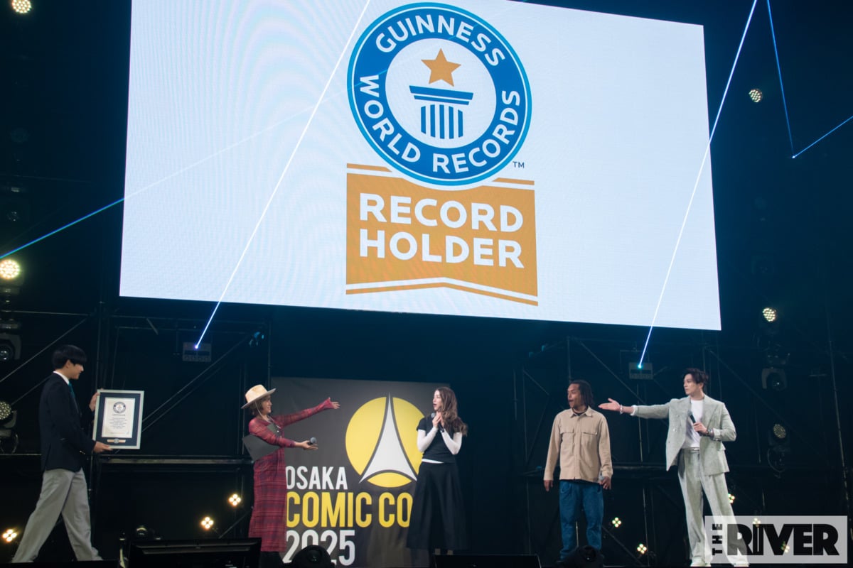 「大阪コミコン2025」新田真剣佑&エミリー・ラッド登場ステージ撮影写真