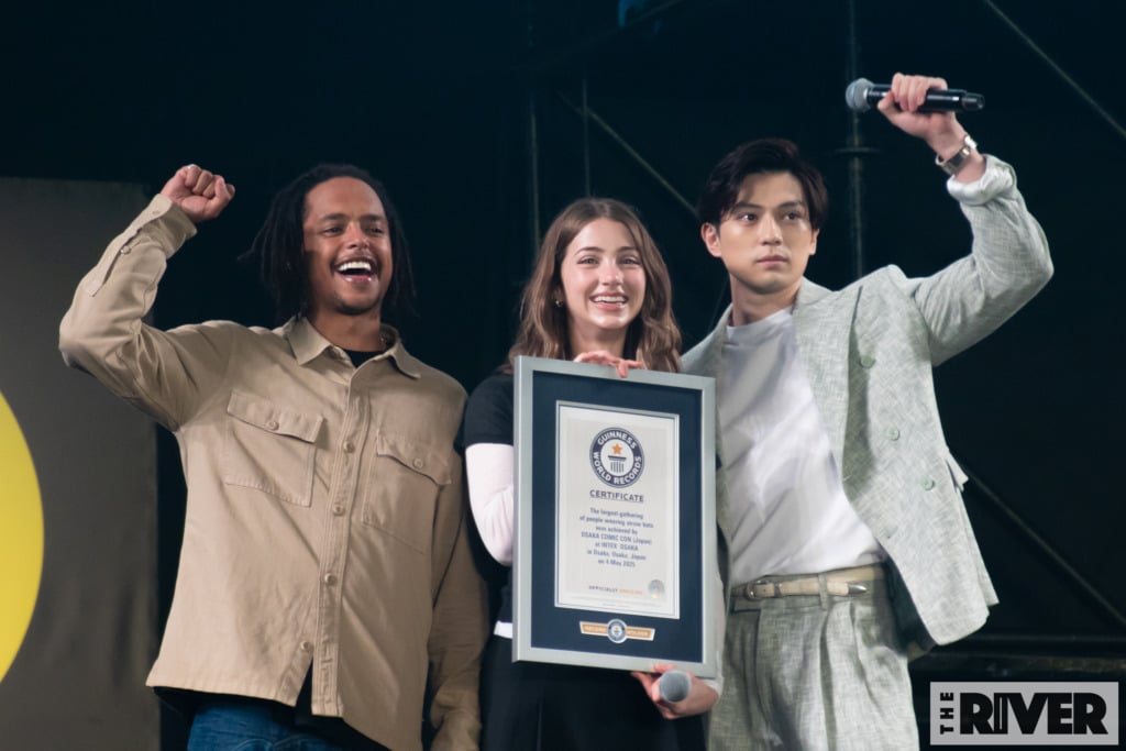 「大阪コミコン2025」新田真剣佑＆エミリー・ラッド登場ステージ撮影写真