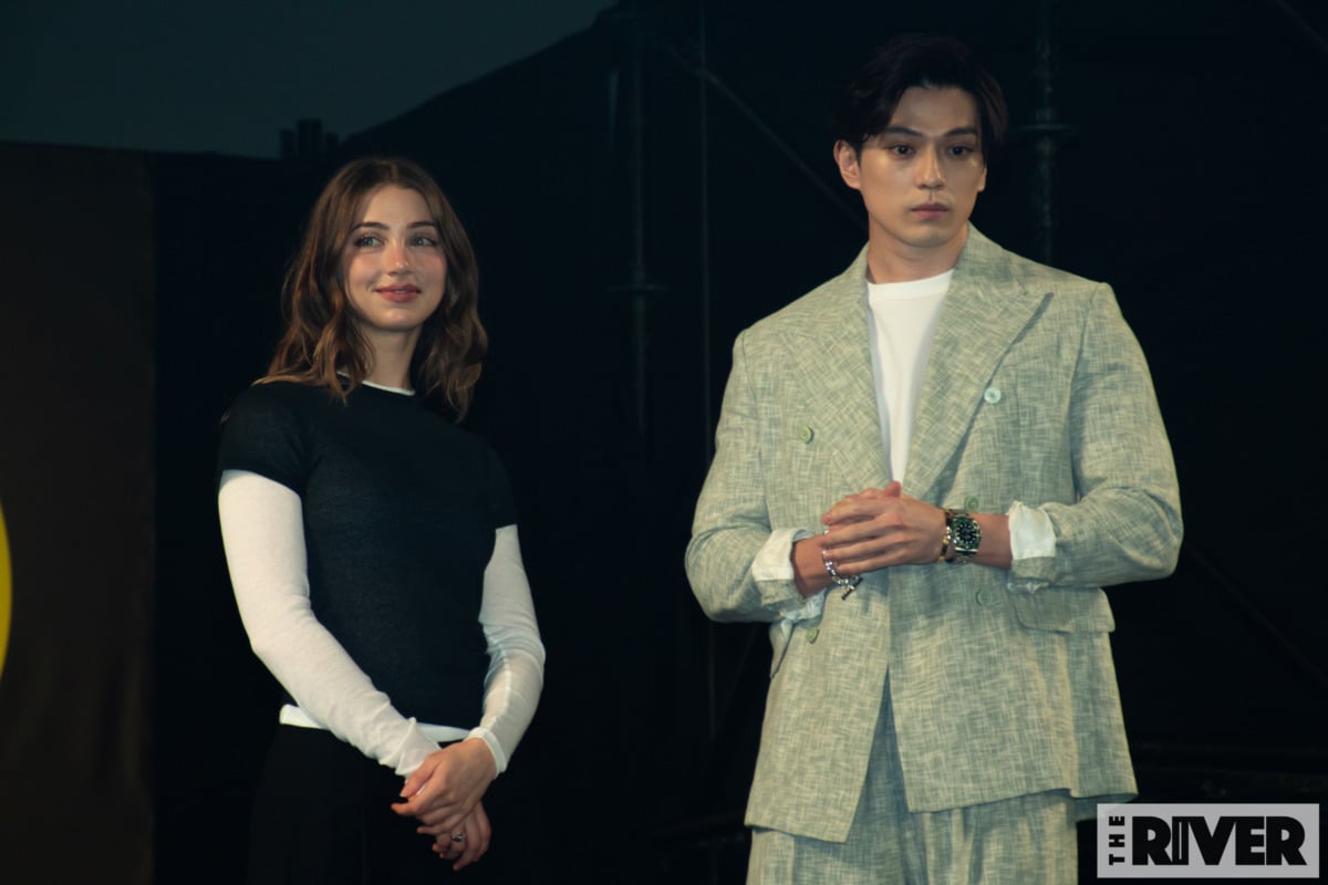 「大阪コミコン2025」新田真剣佑＆エミリー・ラッド登場ステージ撮影写真