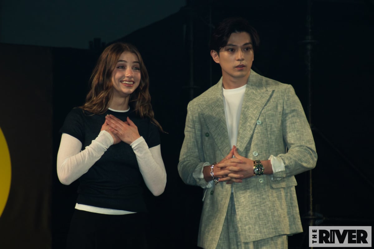 「大阪コミコン2025」新田真剣佑＆エミリー・ラッド登場ステージ撮影写真