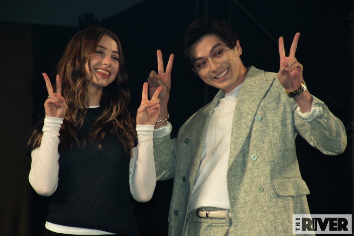 「大阪コミコン2025」新田真剣佑&エミリー・ラッド登場ステージ撮影写真