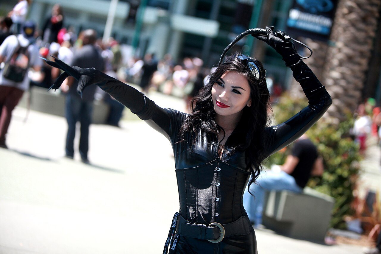 Catwoman_cosplayer_13939005521.jpg