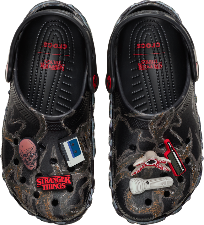 ストレンジャー・シングス」クロックスとコラボ、ダークな世界観を大胆