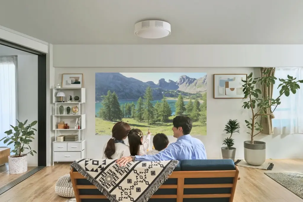 おうち映画時間をアップデートできる照明一体型プロジェクター